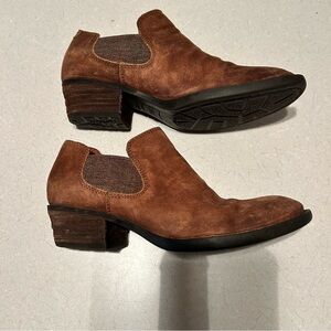 Born Woman’s‎ 7M brown suede elastic ankle boot. Preowned condition. Western.